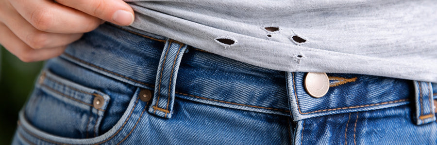 Kleine gaatjes in T-shirts uitgelegd – oorzaak en oplossing door Natur-el