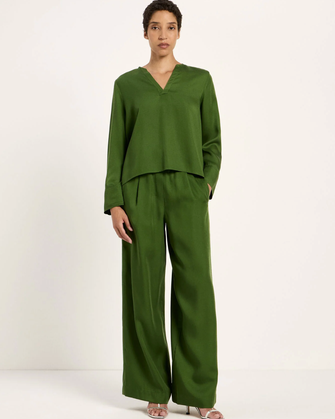 LANIUS effen v-hals blouse NORA GREEN van tencel