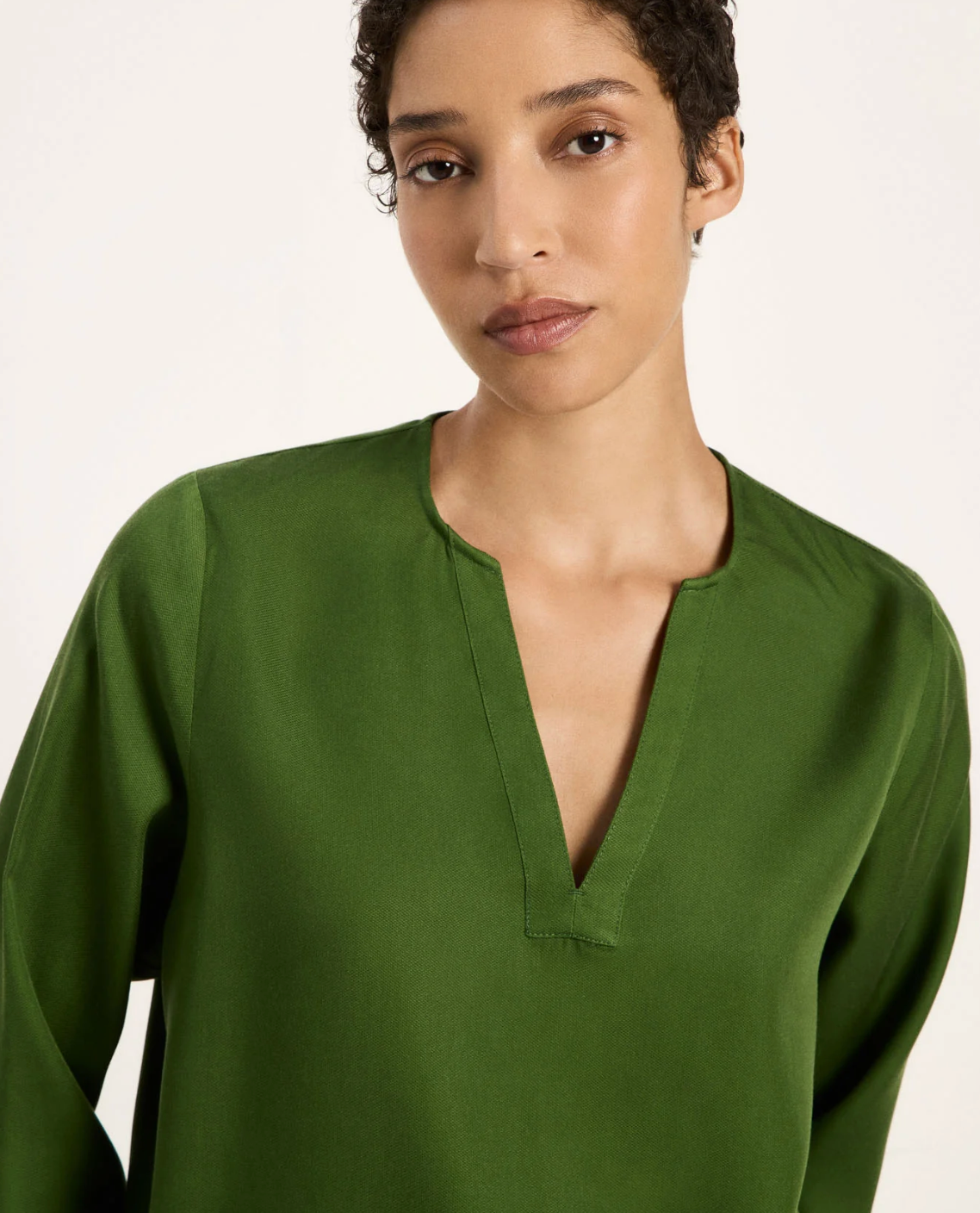 LANIUS effen v-hals blouse NORA GREEN van tencel