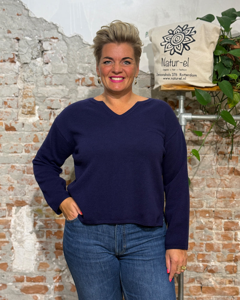 ALMA & LOVIS trui met v-hals DAFNE AURA wol en cashmere