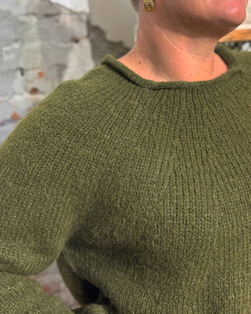 ANUKOO wijde wollen trui MINA OLIVE van fluffy alpaca