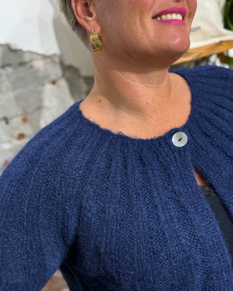 ANUKOO wollen vest van fluffy alpaca MEREL NIGHT