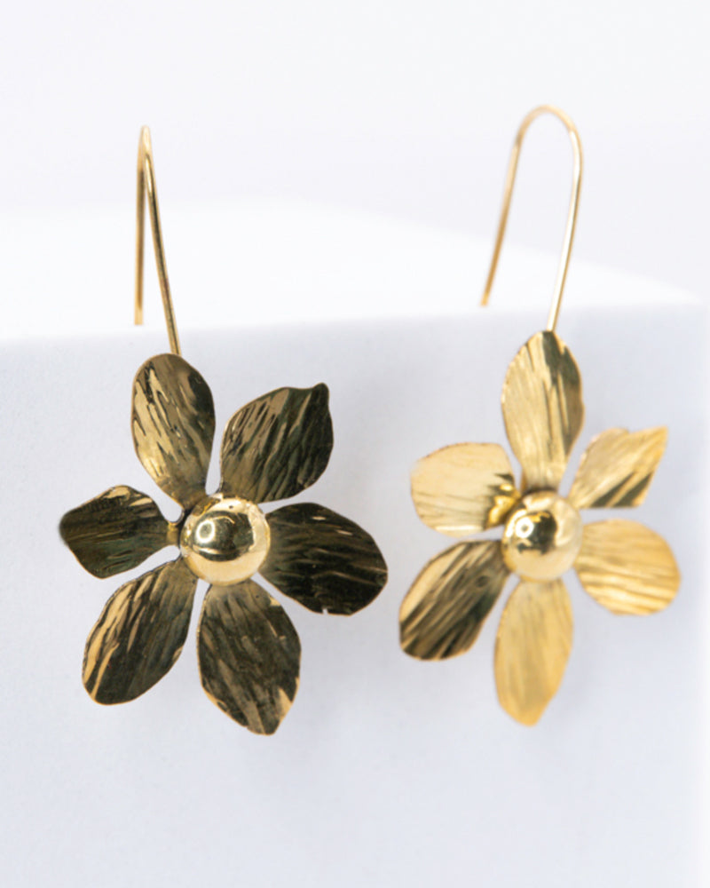 ANUKOO fairtrade oorbellen FLOWER messing 5 cm