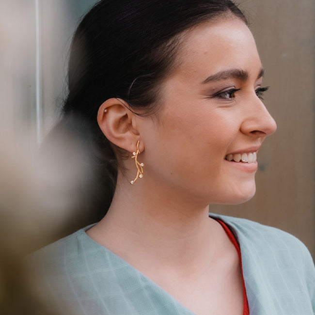 ANUKOO fairtrade Oorbellen oorstekers BRANCH zirkonia 18k verguld