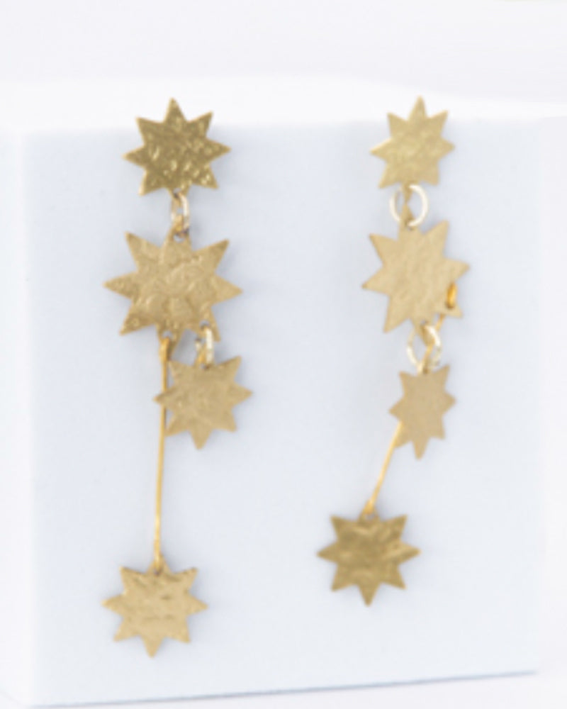 ANUKOO fairtrade lange oorbellen oorstekers STARS messing 7,5 cm