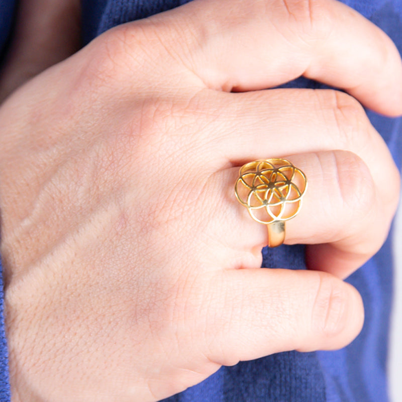 ANUKOO fairtrade ring FLOWER OF LIFE verguld messing