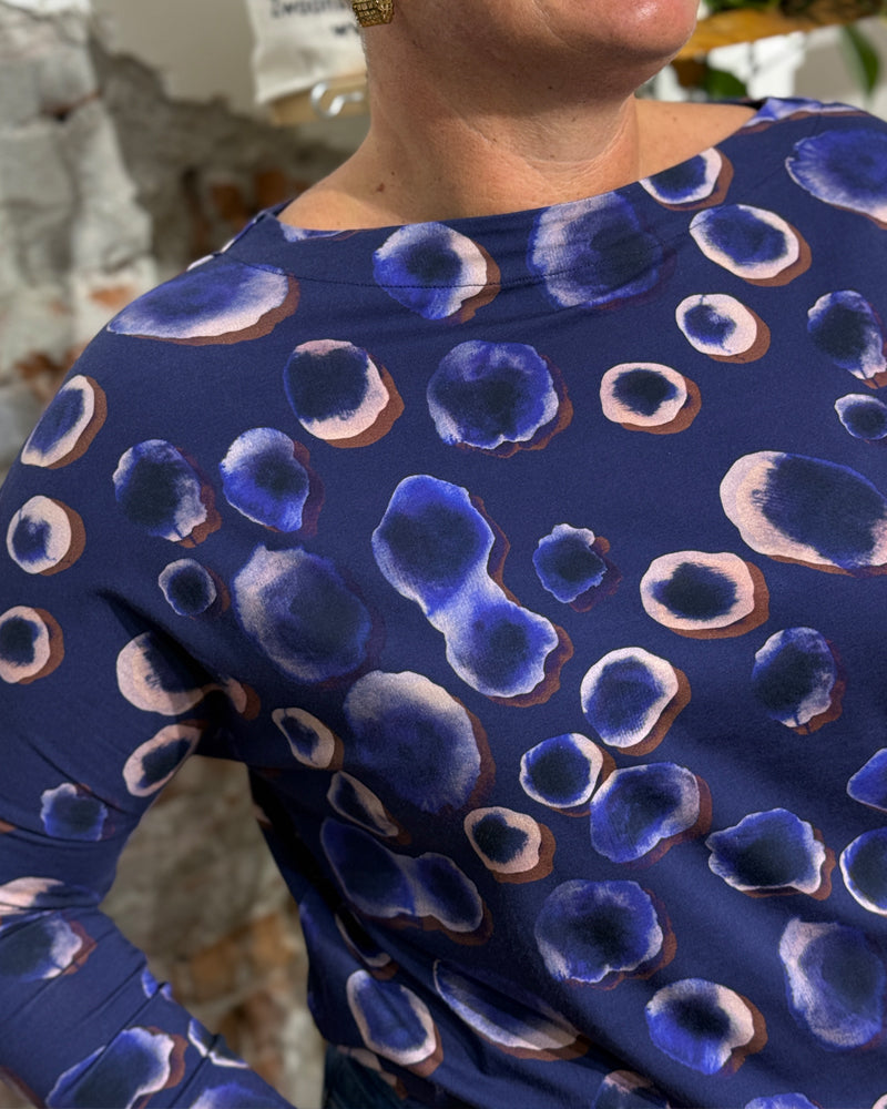 ANUKOO wijdvallend shirt met print KYLIE WATERDOP tencel