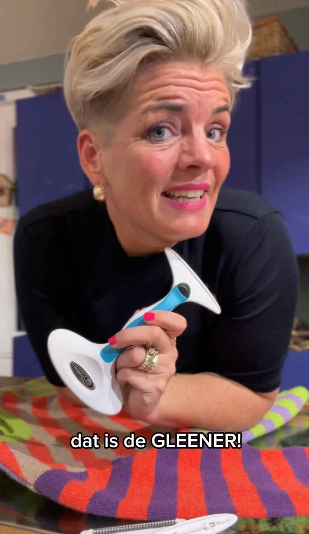 Video laden: Vera van Natur-el laat zien hoe ze met een Gleener pluizenkam een wollen trui ontpilt.