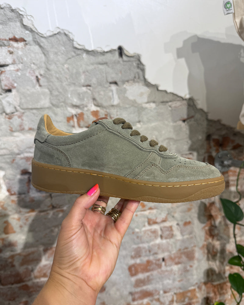 EL NATURALISTA sustainable suede sneaker GEO OLIVA