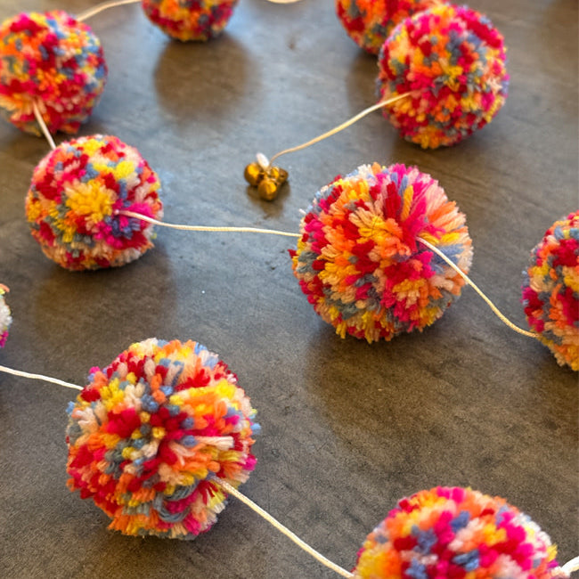 FAIRTRADE slinger POMPON MULTI van wol met belletjes ca. 175 cm