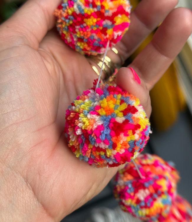 FAIRTRADE slinger POMPON MULTI van wol met belletjes ca. 175 cm