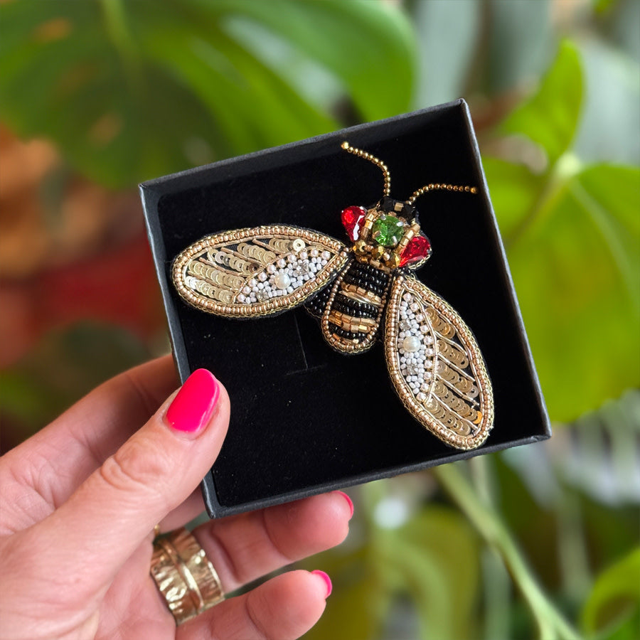 FAIRTRADE broche QUEEN BEE met pailetten en kralen