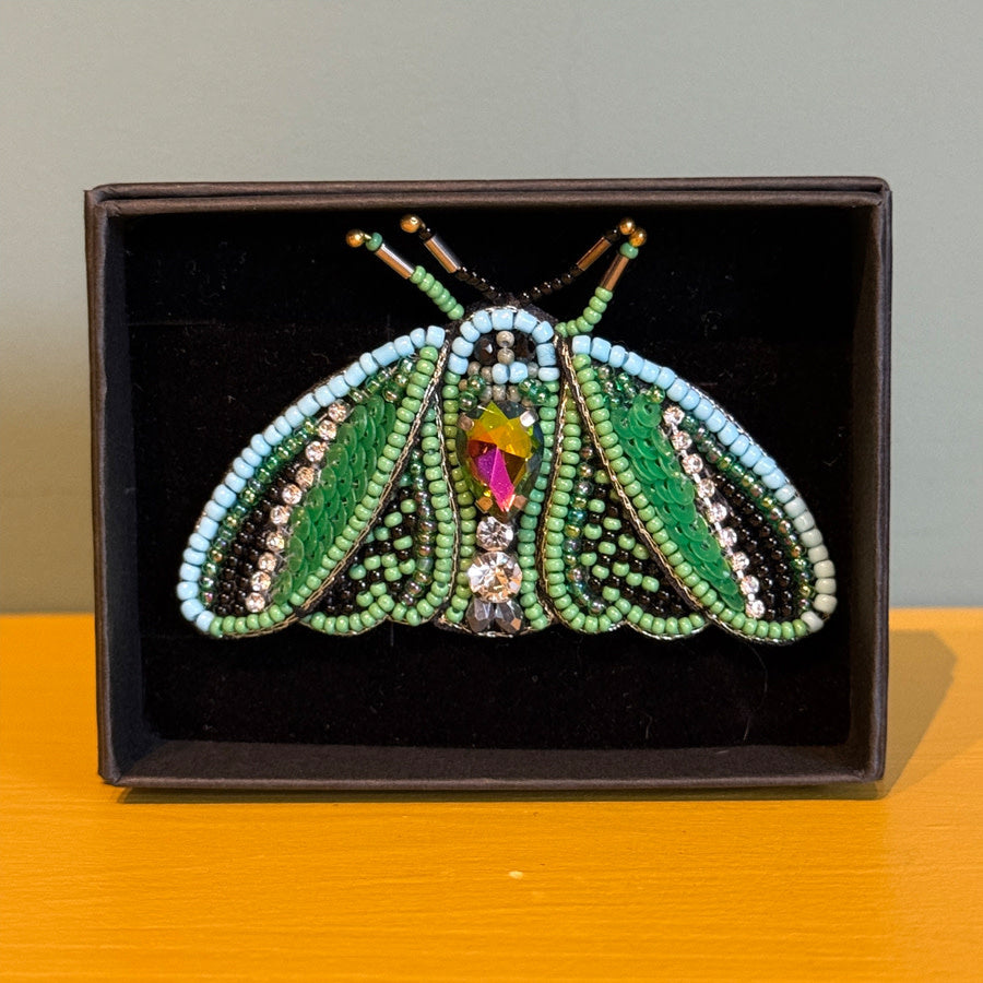 FAIRTRADE broche MOT GROEN met pailetten en kralen