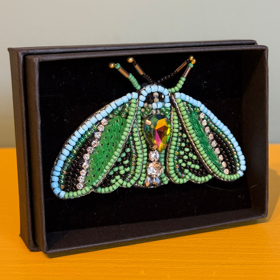 FAIRTRADE broche MOT GROEN met pailetten en kralen