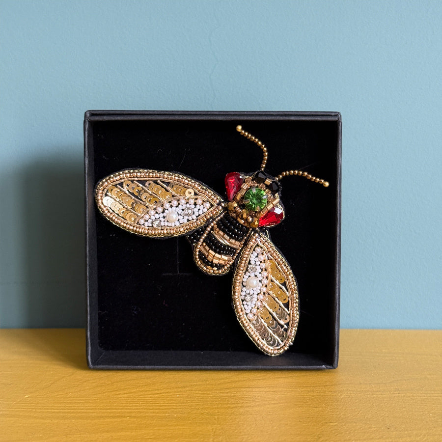 FAIRTRADE broche QUEEN BEE met pailetten en kralen