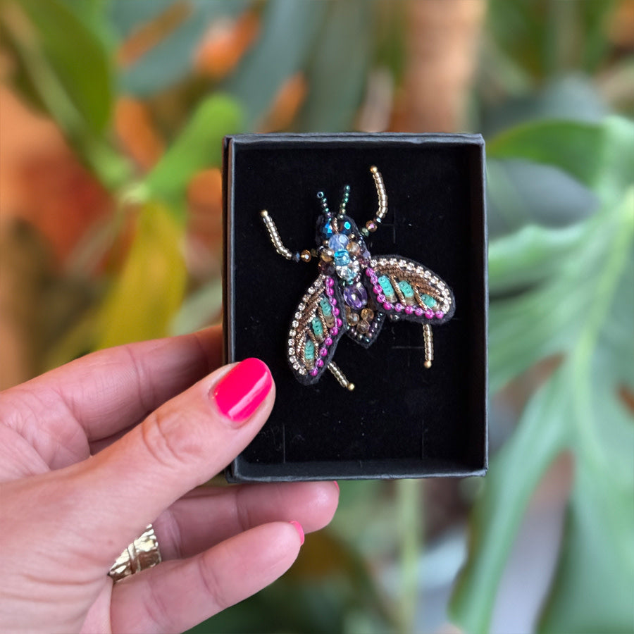FAIRTRADE broche VLIEG PAARS GROEN met pailetten en kralen
