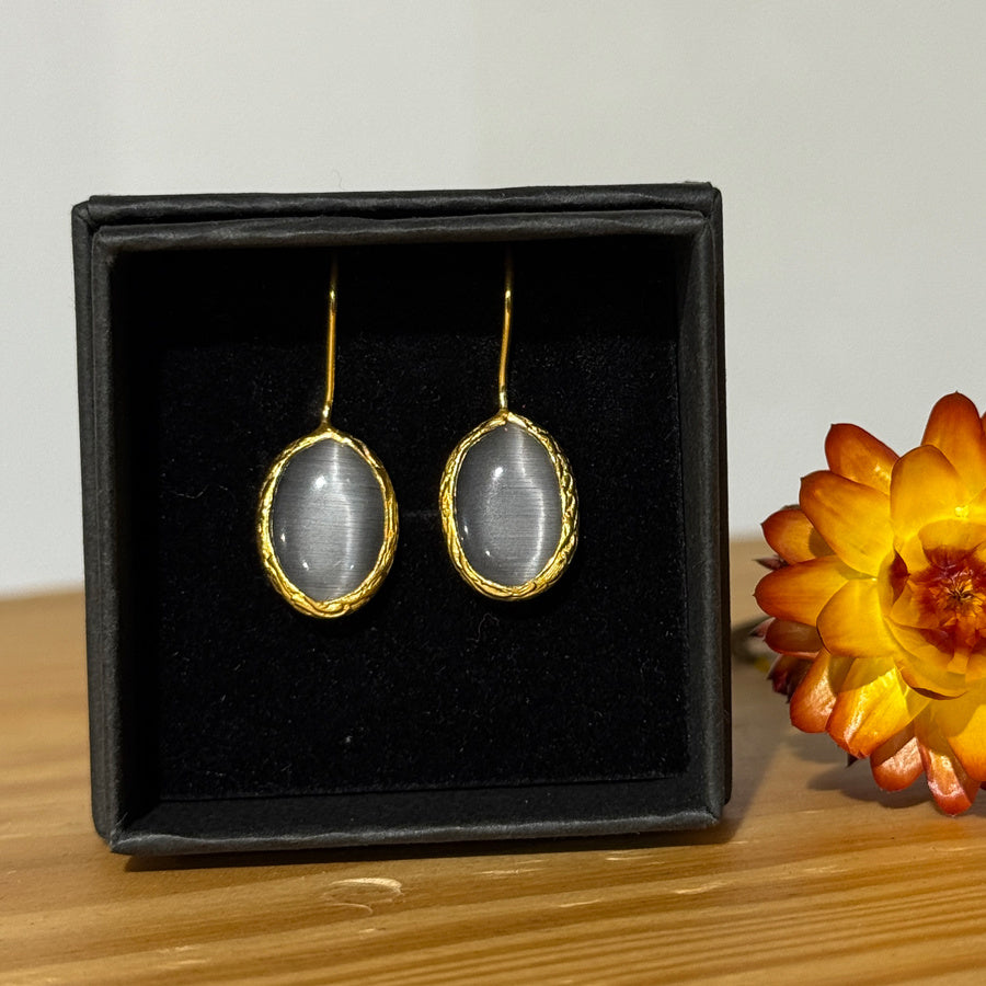 Oorbellen met cateye stones verguld CEYDA GREYISH