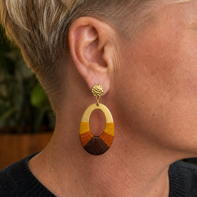 FAIRTRADE Oorbellen met gekleurd draad MALAIKA BROWN messing