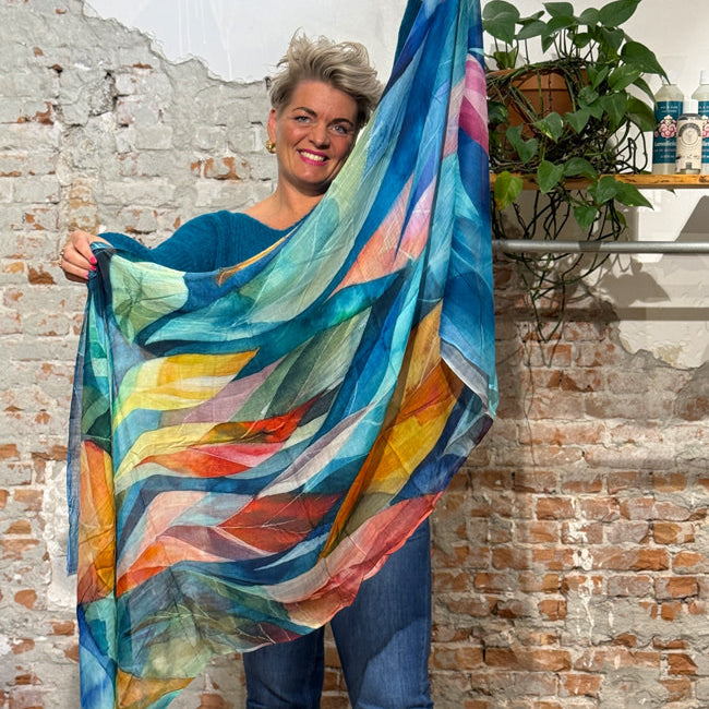 FAIRTRADE zijden sjaal met print FEATHER van pure zijde