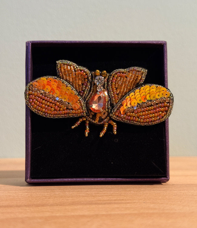 FAIRTRADE broche MOT ORANJE met pailetten en kralen