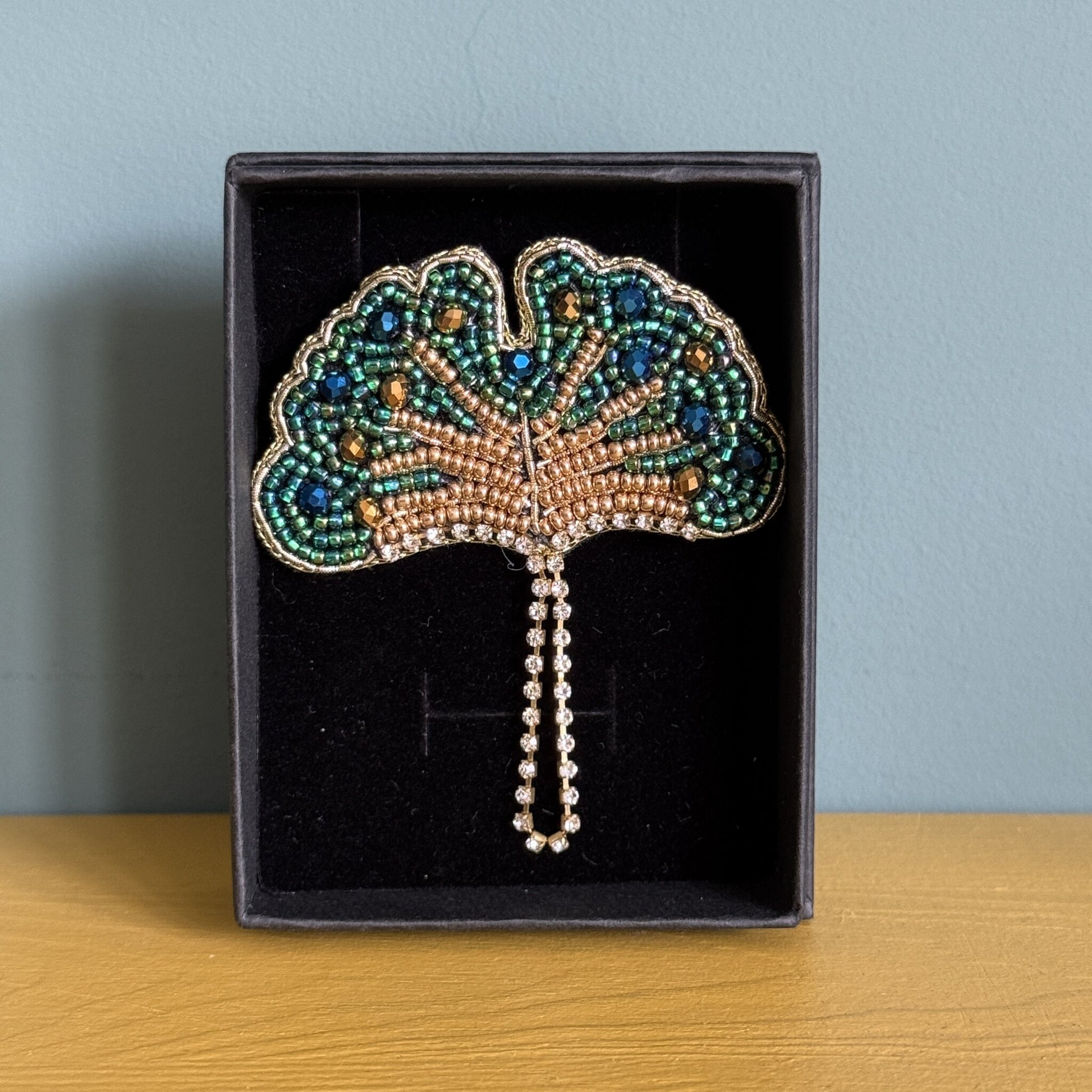 FAIRTRADE broche GINKO met pailetten en kralen