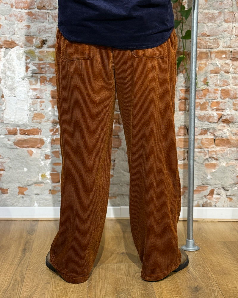 KOMODO wijde corduroy broek WAYNE CHESTNUT biologisch katoen