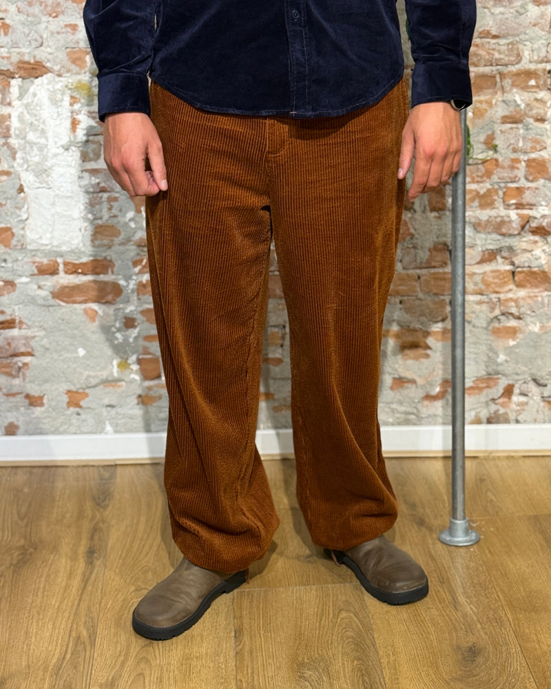 KOMODO wijde corduroy broek WAYNE CHESTNUT biologisch katoen
