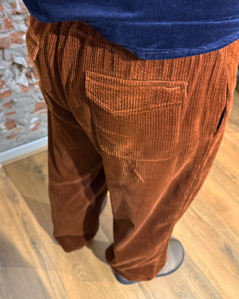 KOMODO wijde corduroy broek WAYNE CHESTNUT biologisch katoen