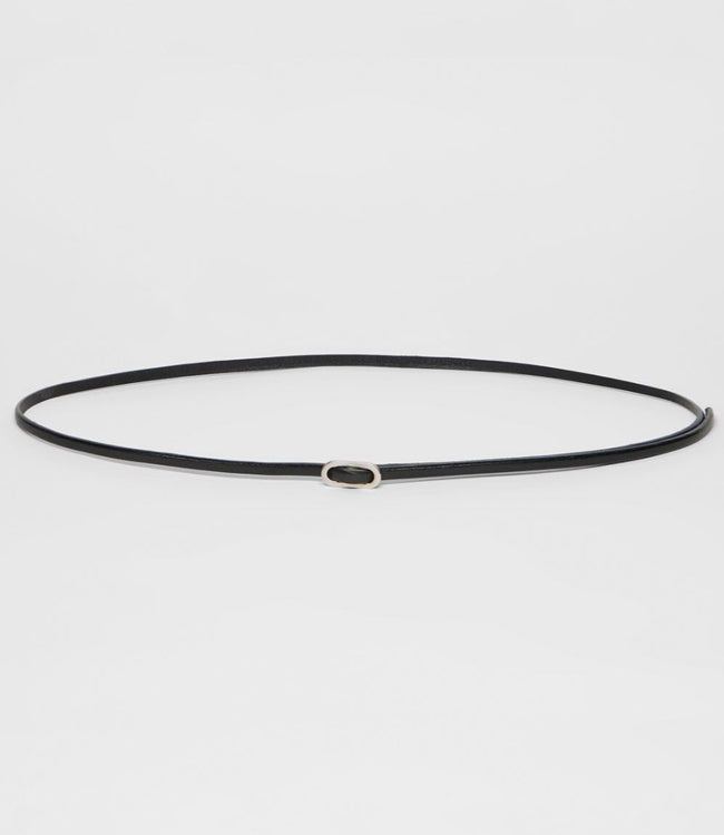 LANIUS smalle riem IZA BLACK van plantaardig gelooid leer