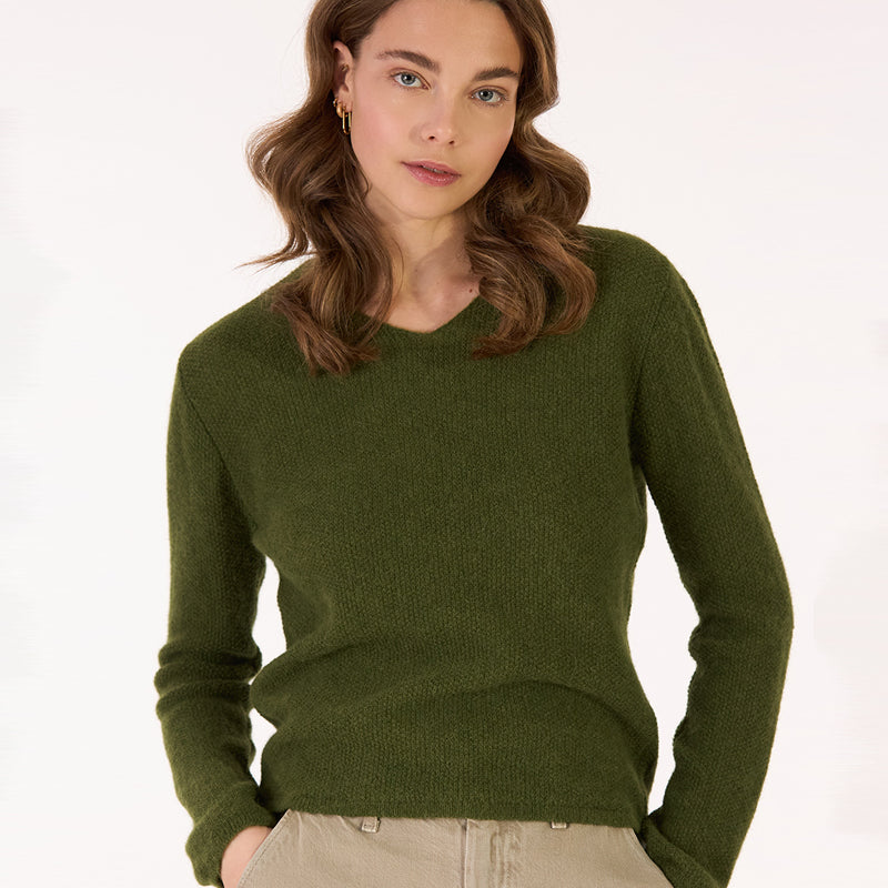 LES RACINES DU CIEL 100% baby alpaca trui met v-hals ILOE OLIVE