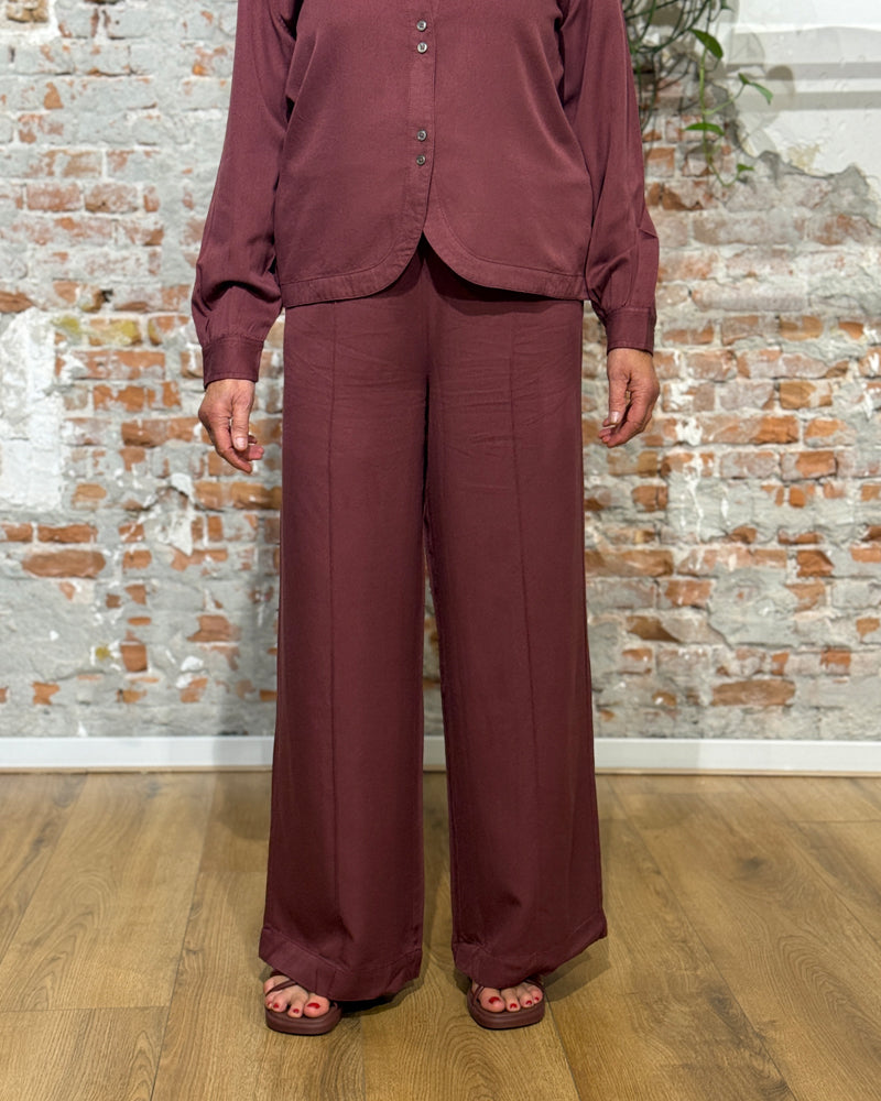 MADNESS broek met biezen HILKE MAHAGONY RED ecovero en wol