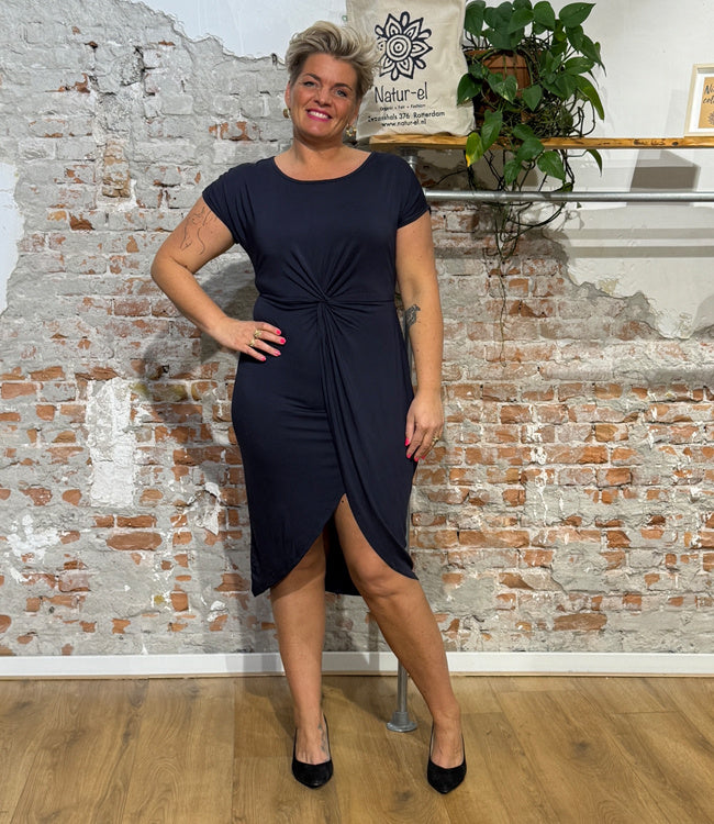 SKFK jurk met knoop detail AMADE NAVY van ecovero