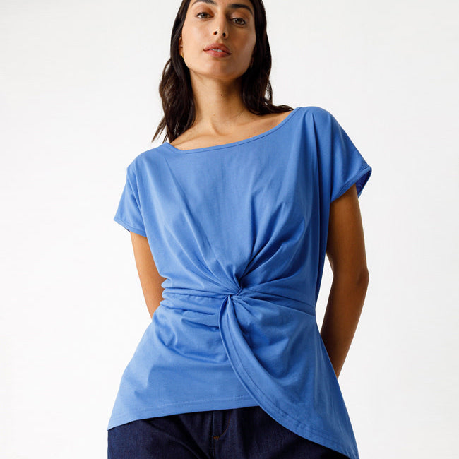 SKFK effen shirt ALAINE BLUE met twistdetail biologisch katoen