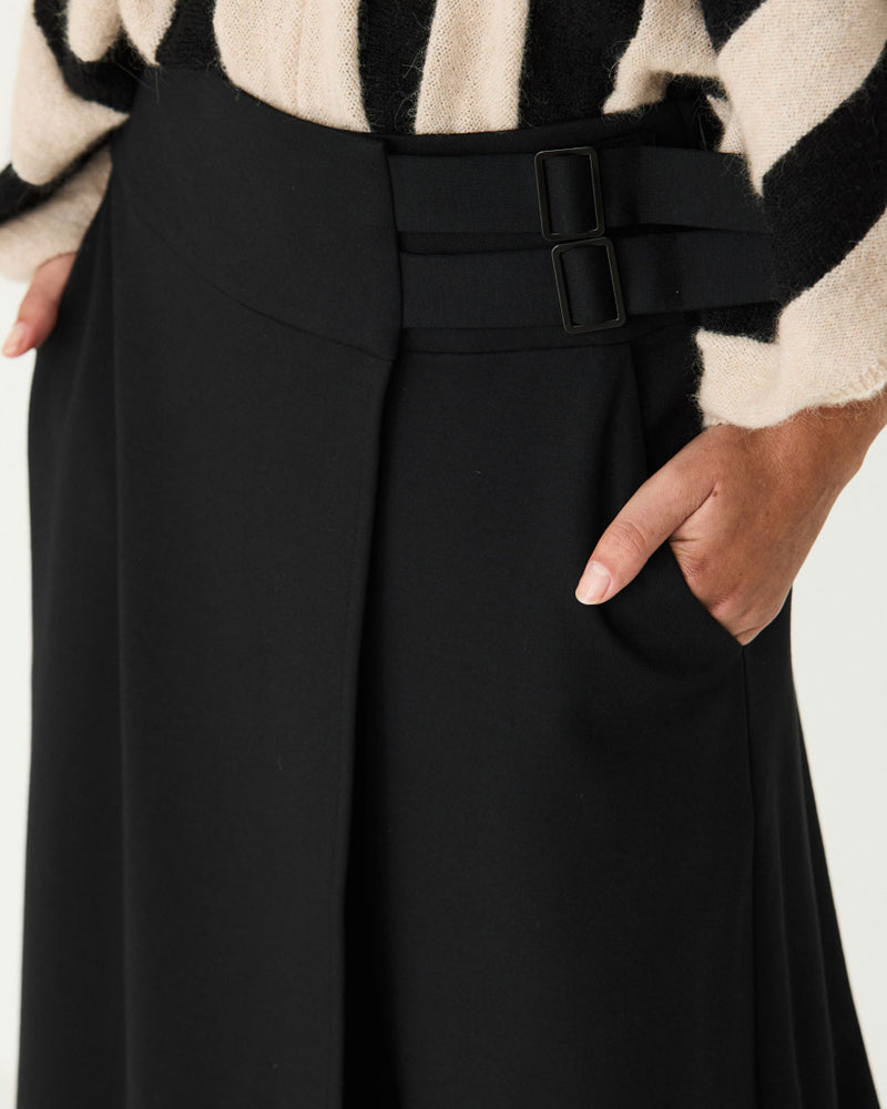 SKFK broek met overslag ARAIKA BLACK van modal