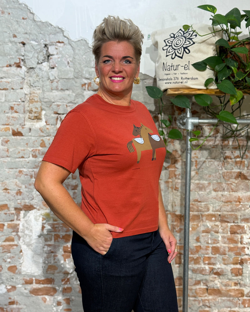 THINKING MU t-shirt LUCIA HORSE HUG van biologisch katoen