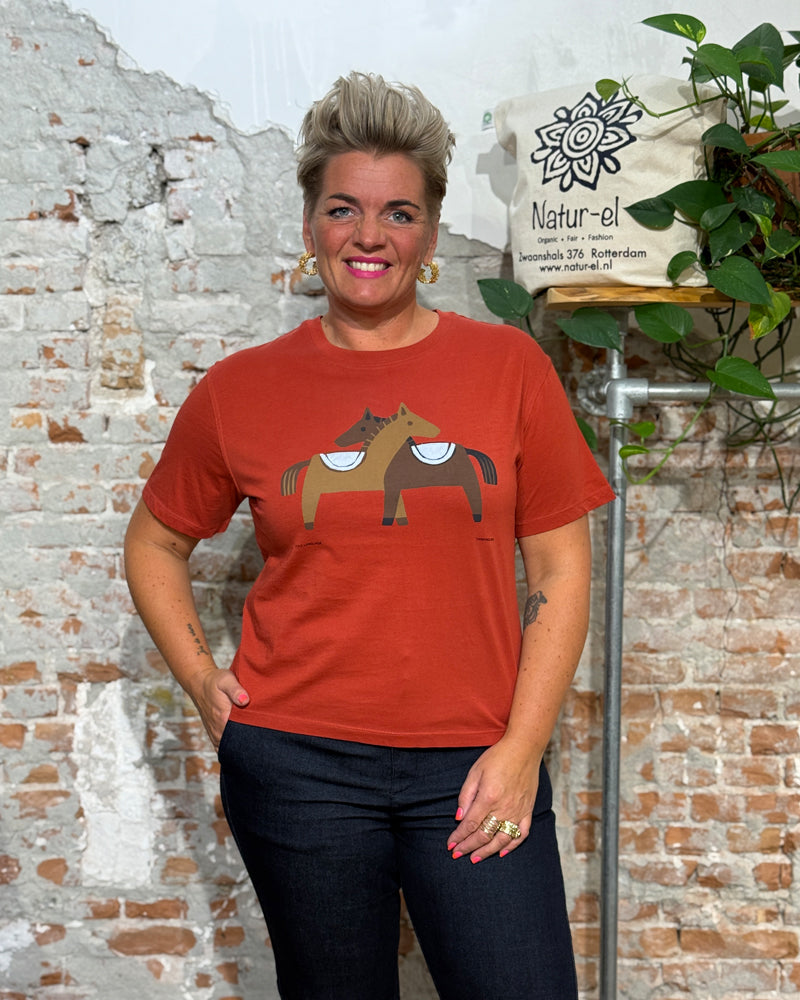 THINKING MU t-shirt LUCIA HORSE HUG van biologisch katoen