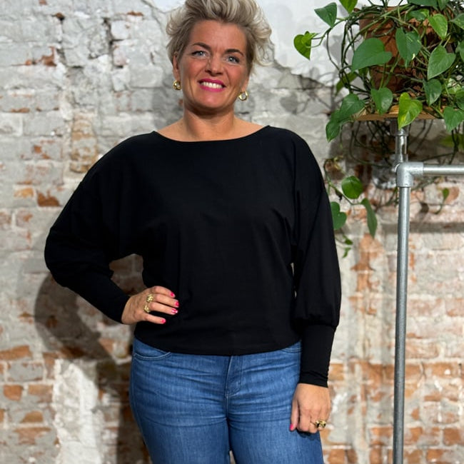 WiDDA wijde top AVA BLACK met v-hals op rug biologisch katoen